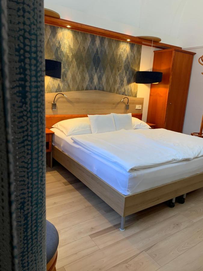 Hotel Gizella And Restaurant 3*